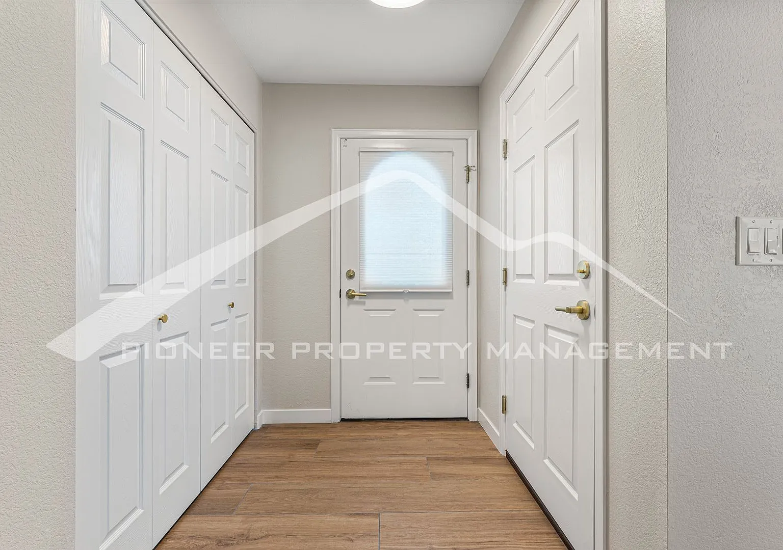 Cozy Home with Attached Garage and Central A/C — Photo 4