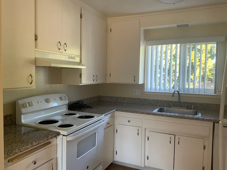 415 Acalanes Apartments — Photo 31