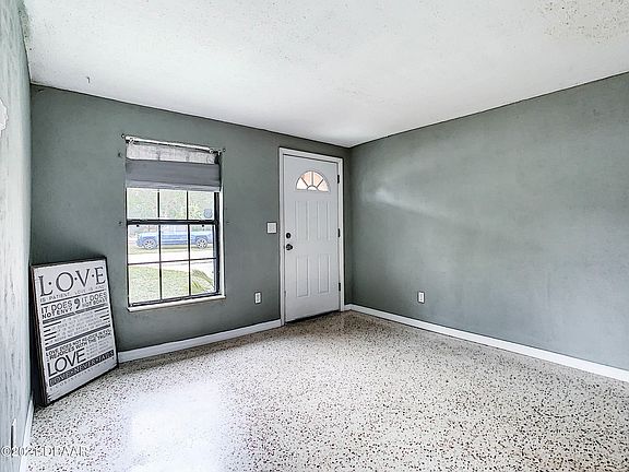 2nd image of 879 Loomis Ave