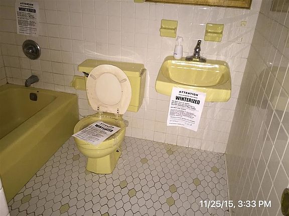 3rd image of 18361 Glen Oak Ave APT 2D
