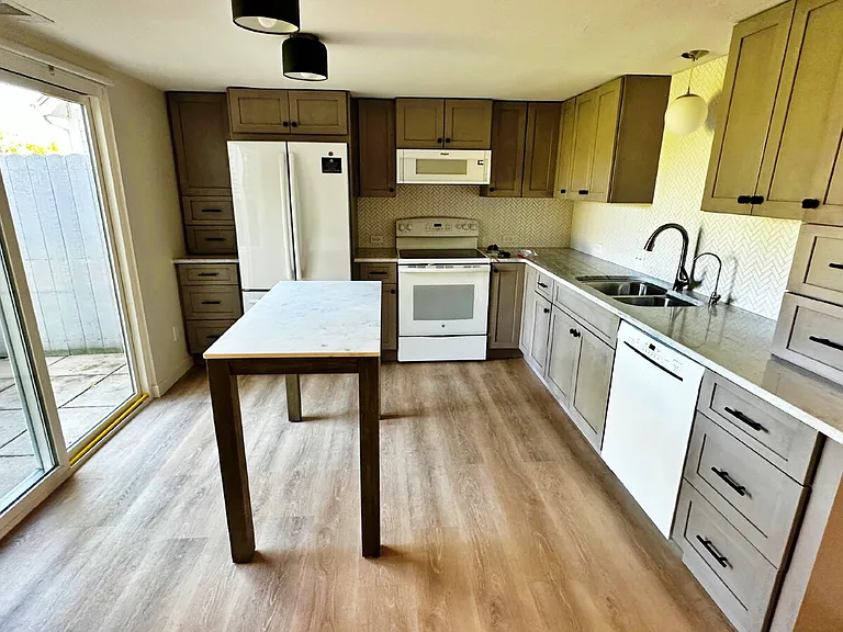 2122 S Victor St #E — Photo 5