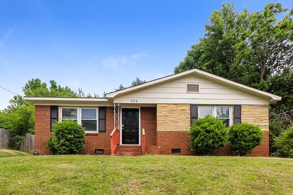 3 bed, 1.0 bath, 986 sqft, $2,370 — Photo 1