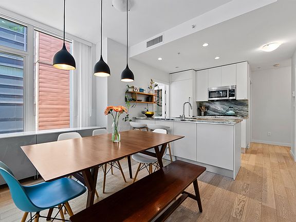 3rd image of 2565 Maple St #308