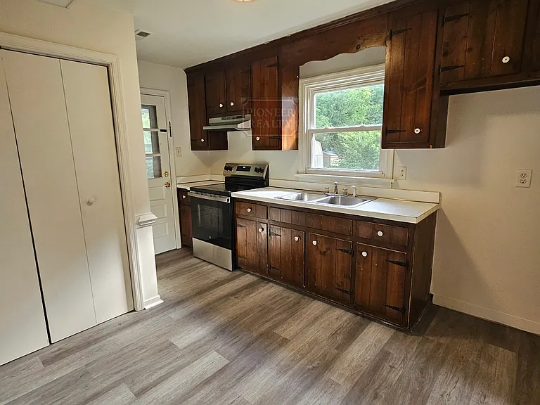 129 N Fern Ave — Photo 4