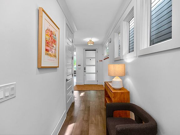 5th image of 217 Eastmoreland St
