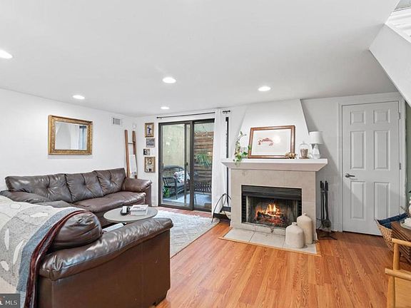 3rd image of 1914 Fairmount Ave #4R