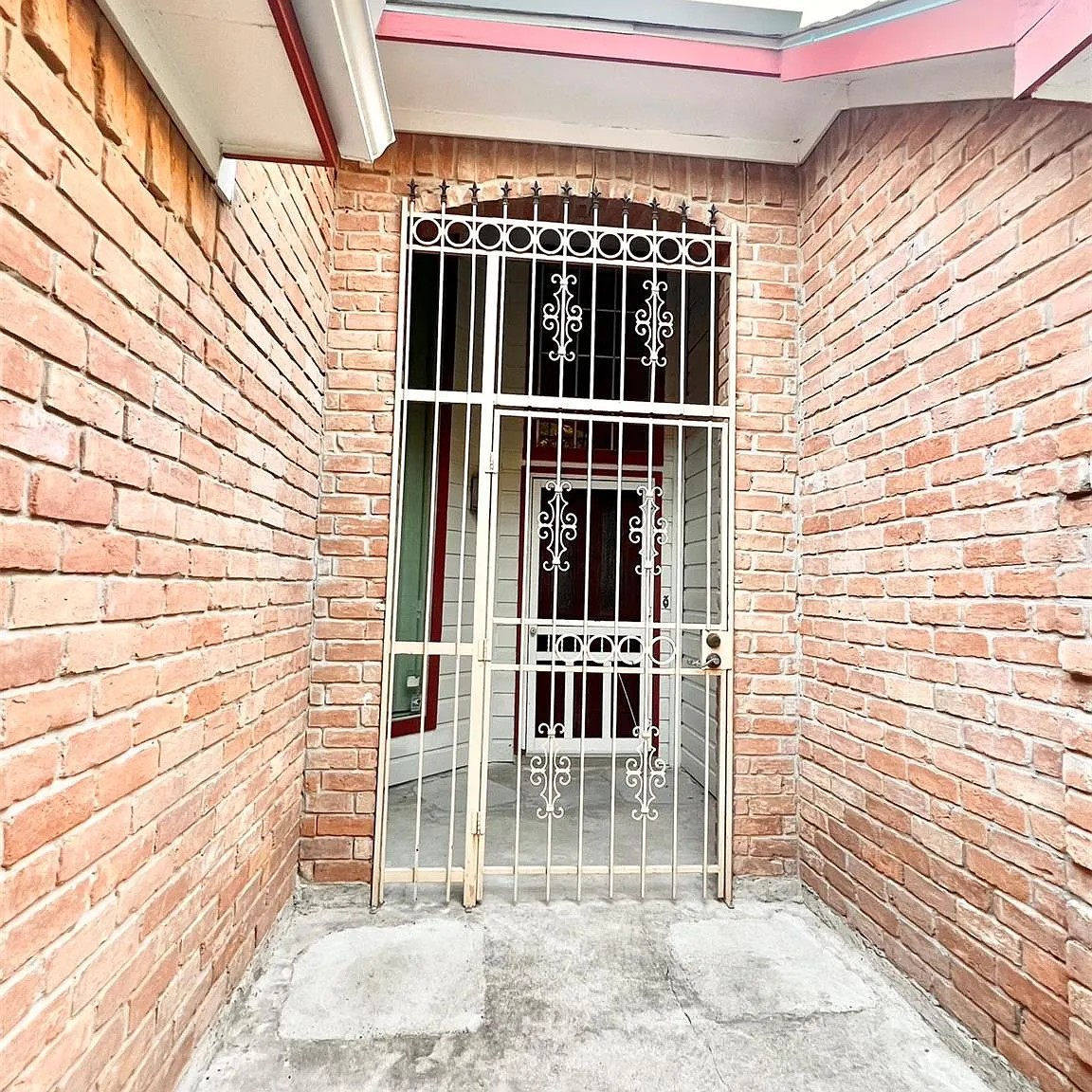 3 bed, 2.0 bath, 1835 sqft, $1,900 — Photo 2