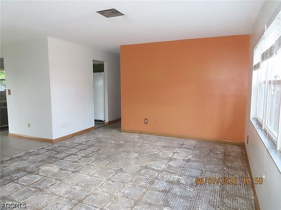 3rd image of 521 SE 35th St