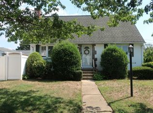34 Foxglove Rd, Merrick, NY 11566