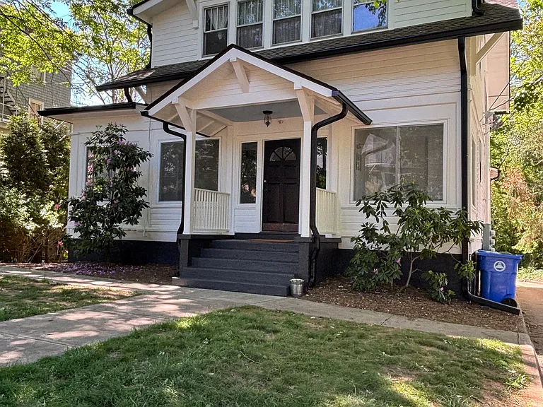 295 E Chestnut St #4 — Photo 2