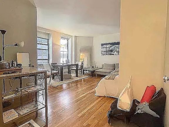 4th image of 114 E 40th St APT 8A