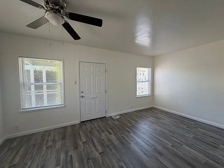 2105 W Carson St — Photo 2