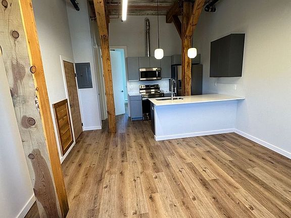 3rd image of 924 E Park St #304