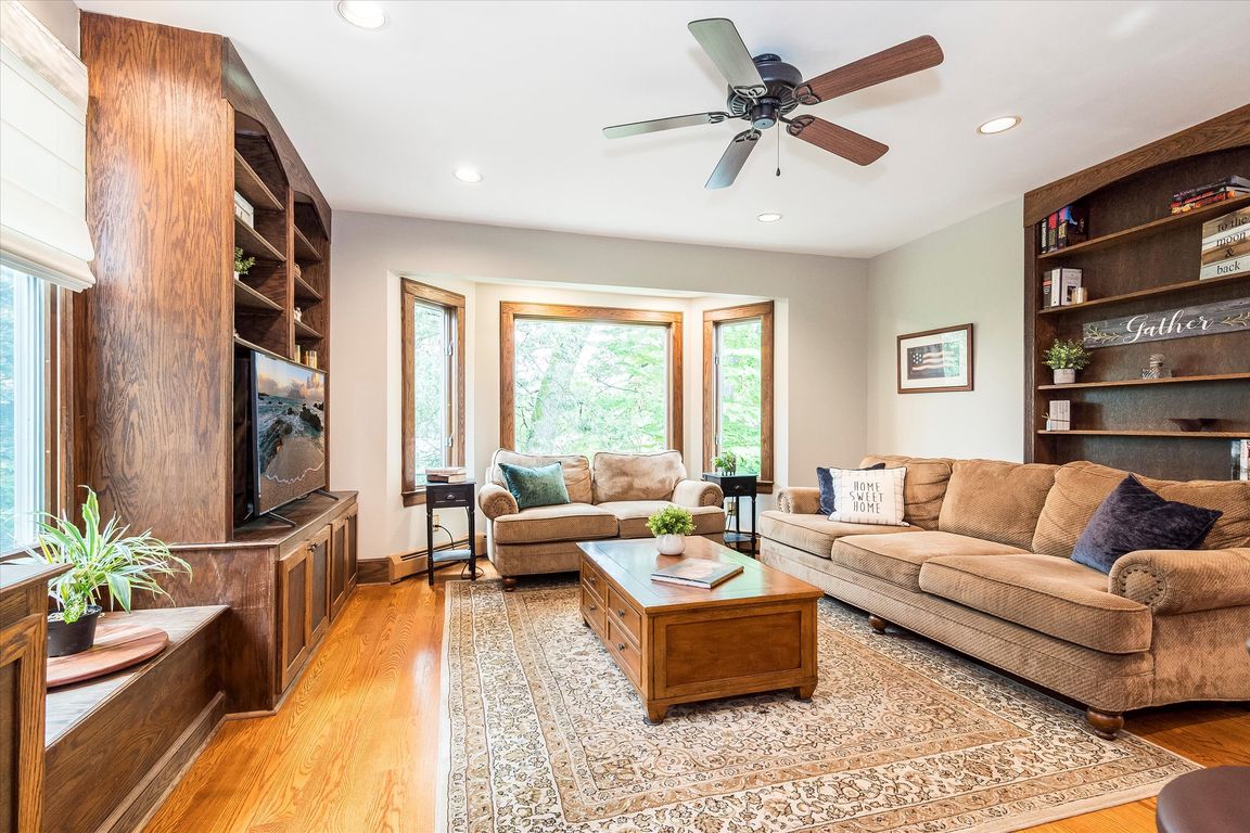 19-Family Room 2nd view