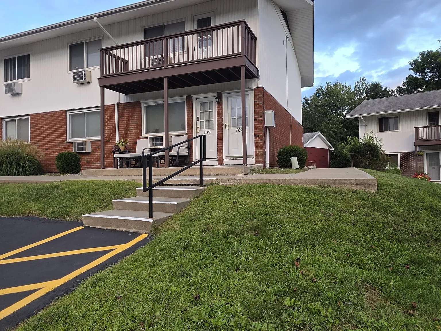 1 bed, 873 sqft, $2,100 — Photo 2
