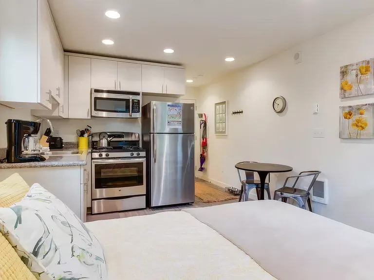 Discover Urban Serenity: Stylish Property in Capitol Hill's Pulse — Photo 9
