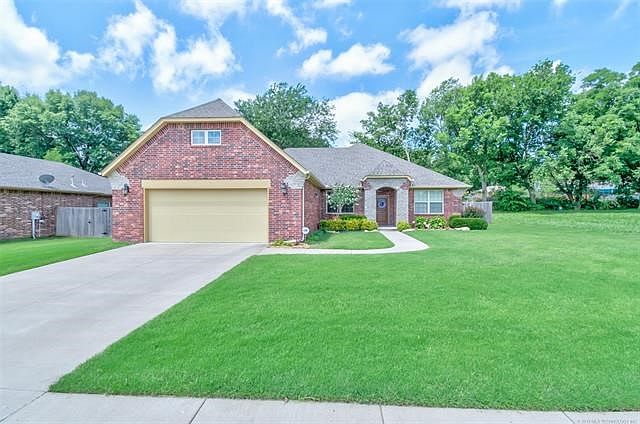 Gorgeously maintained yard with sprinkler system and easy landscaping! No neighbors to the north- empty lot. (owner of lot would consider selling).