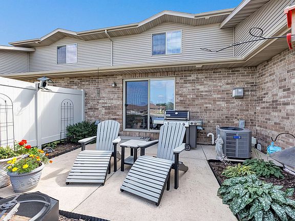 3rd image of 1265 Pond View Cir