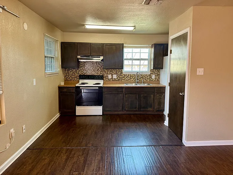401 Dora St — Photo 2