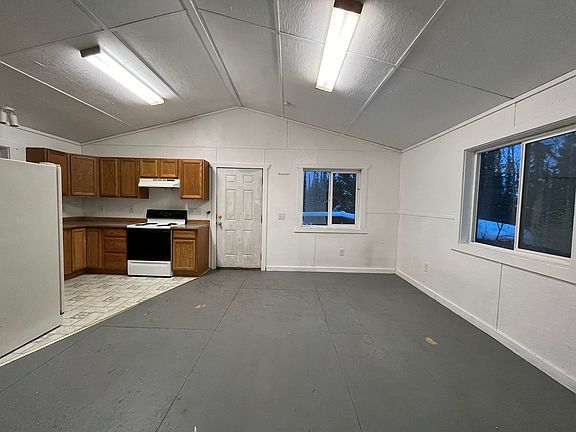 2nd image of 2385 Maria St