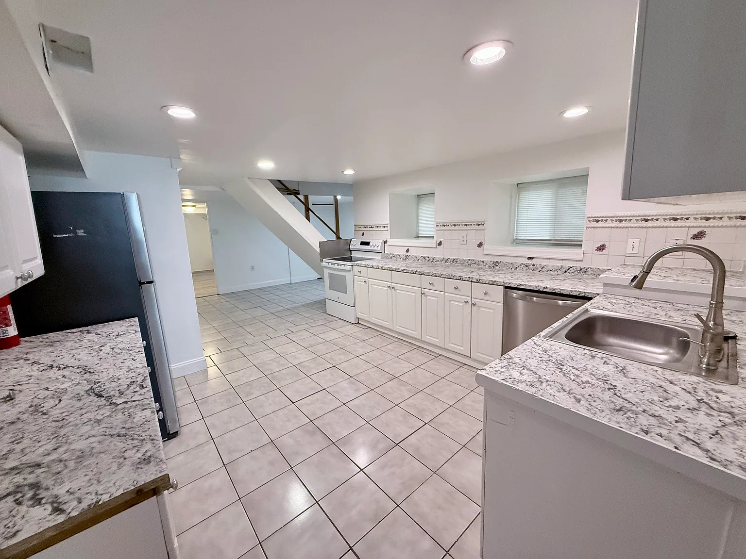 4 bed, 2760 sqft, $2,200 — Photo 3