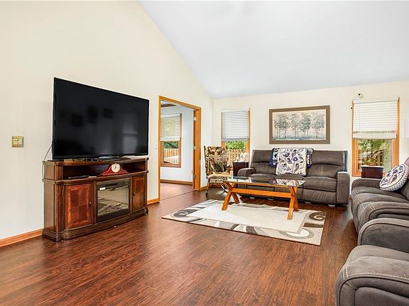 3rd image of 596 Bayberry Dr