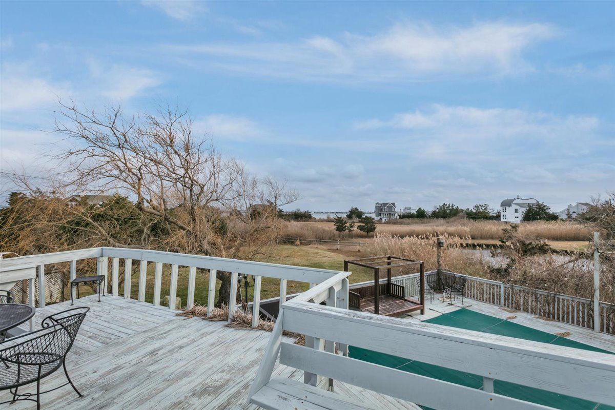 9 Tanners Neck Ln, Westhampton, NY 11977 Out East