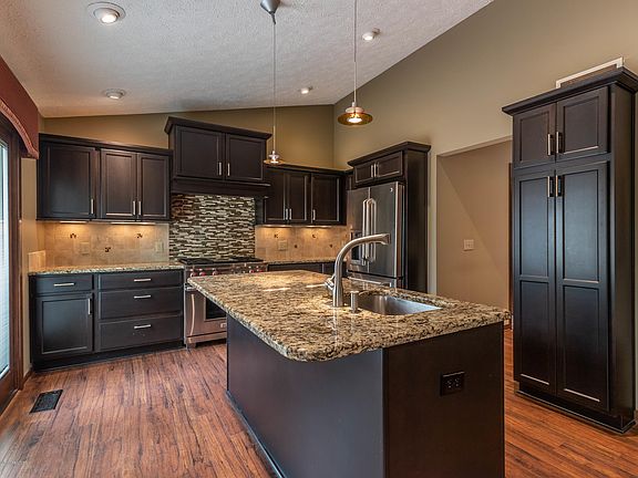 4th image of 1095 Brookside Dr