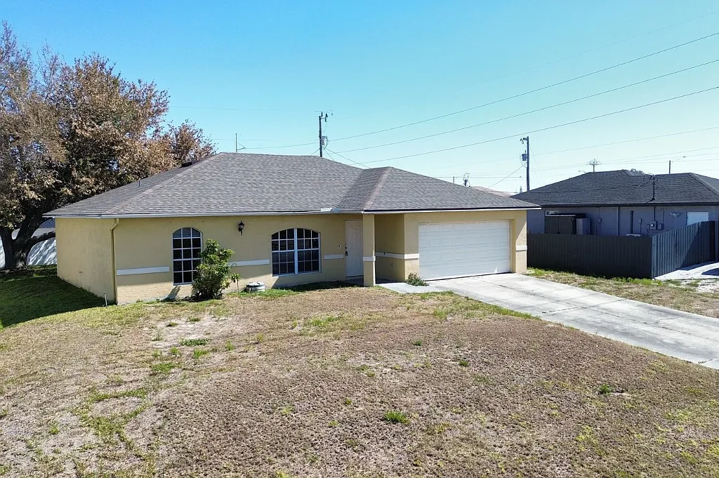 3 bed, 1422 sqft, $1,695 — Photo 1
