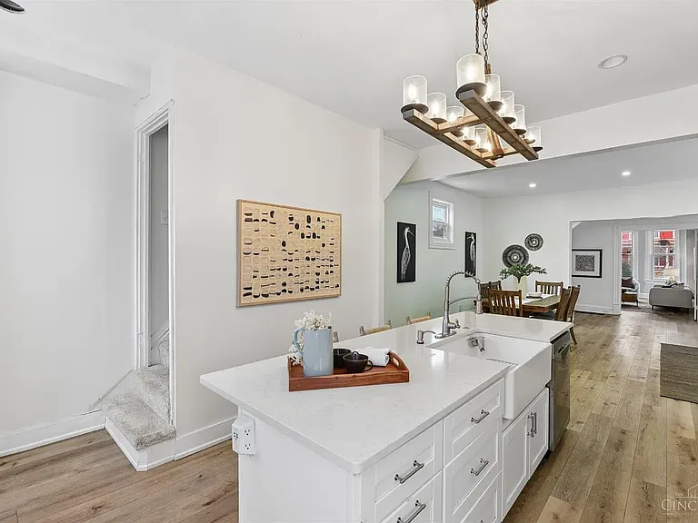 1723 Kinney Ave — Photo 10