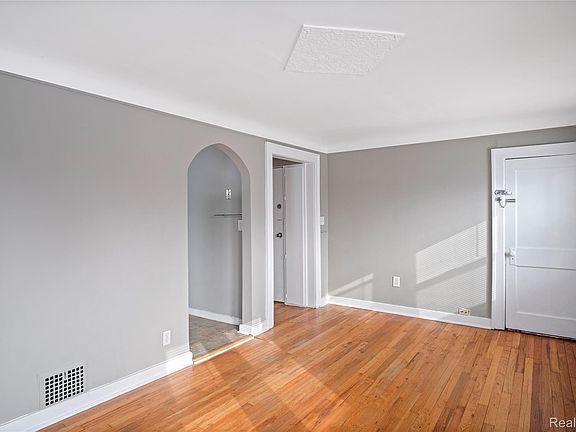 4th image of 406 W Twelve Mile Rd