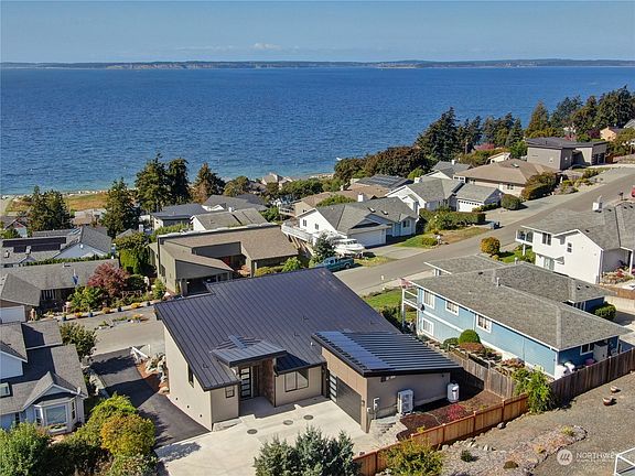 5th image of 272 Burke Drive