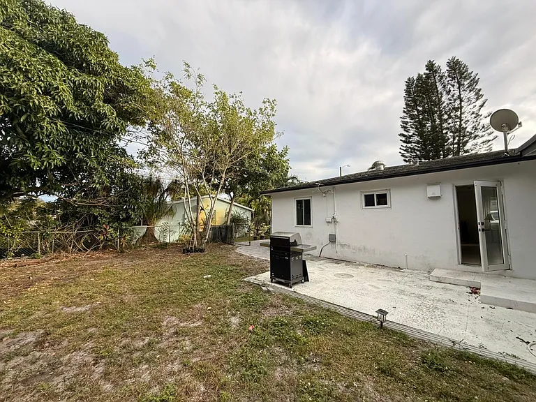 Greenbriar Dr — Photo 7