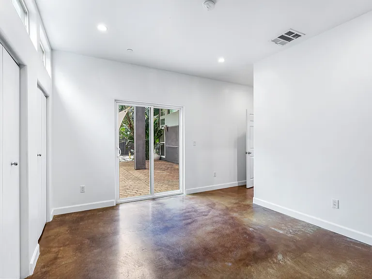 8617 Lasaine Ave — Photo 16