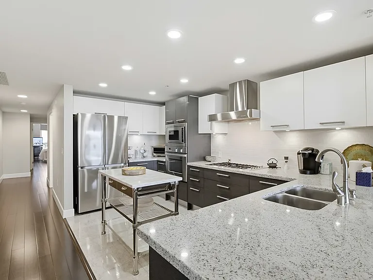 1431 Pac Hwy #415 — Photo 19