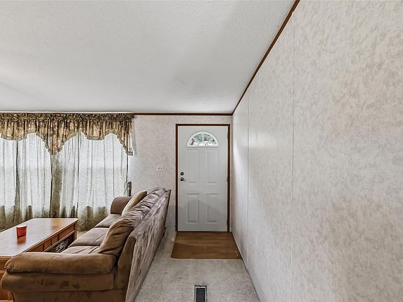 3rd image of 102 Windwood Cir