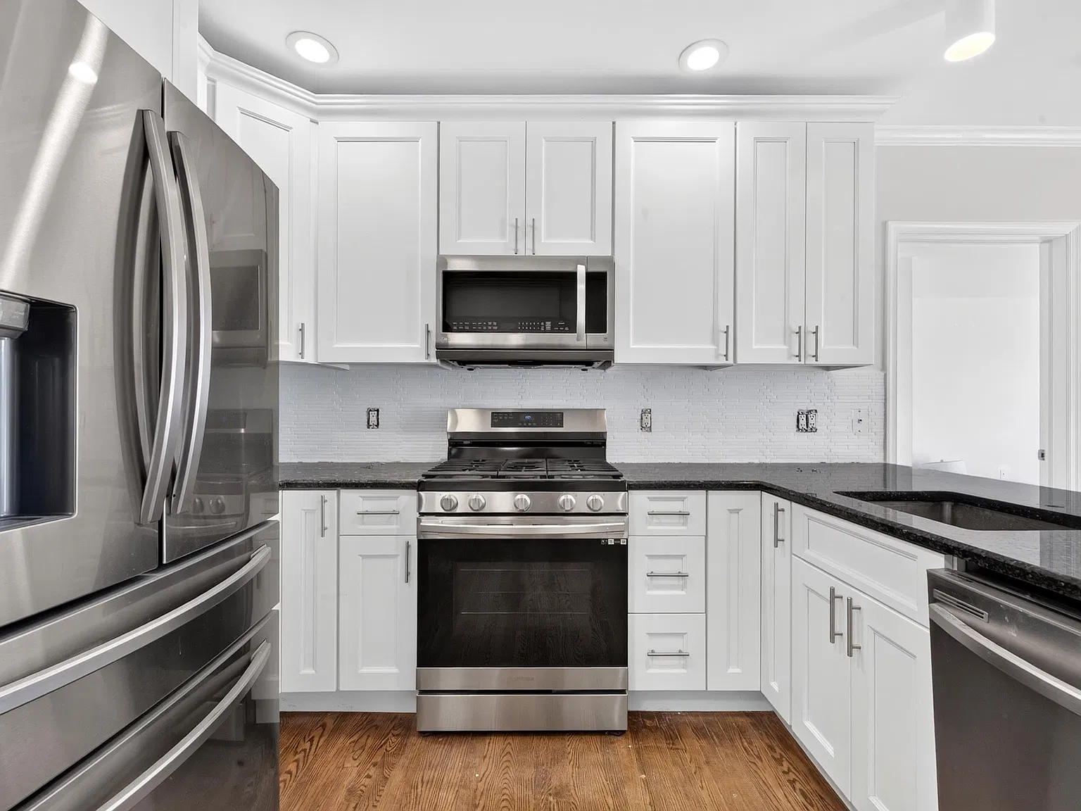 2 bed, 2.0 bath, 1033 sqft, $4,799 — Photo 3