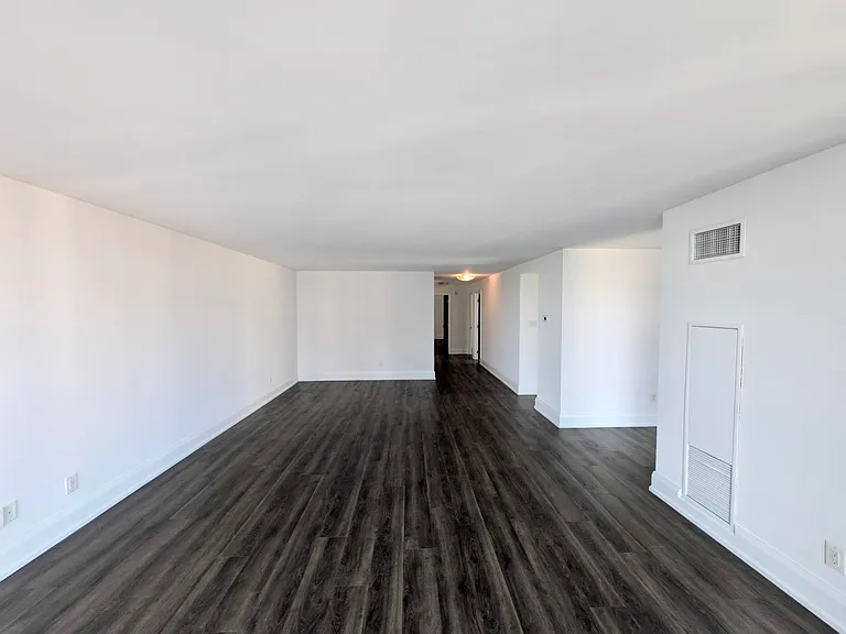 55 Charles St W — Photo 12