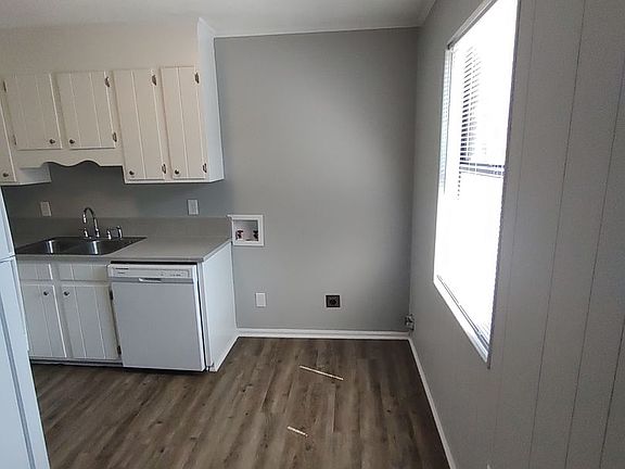3rd image of 100 Westmeadows Dr #M