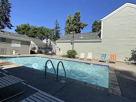 4th image of 11369 SW Sycamore Pl
