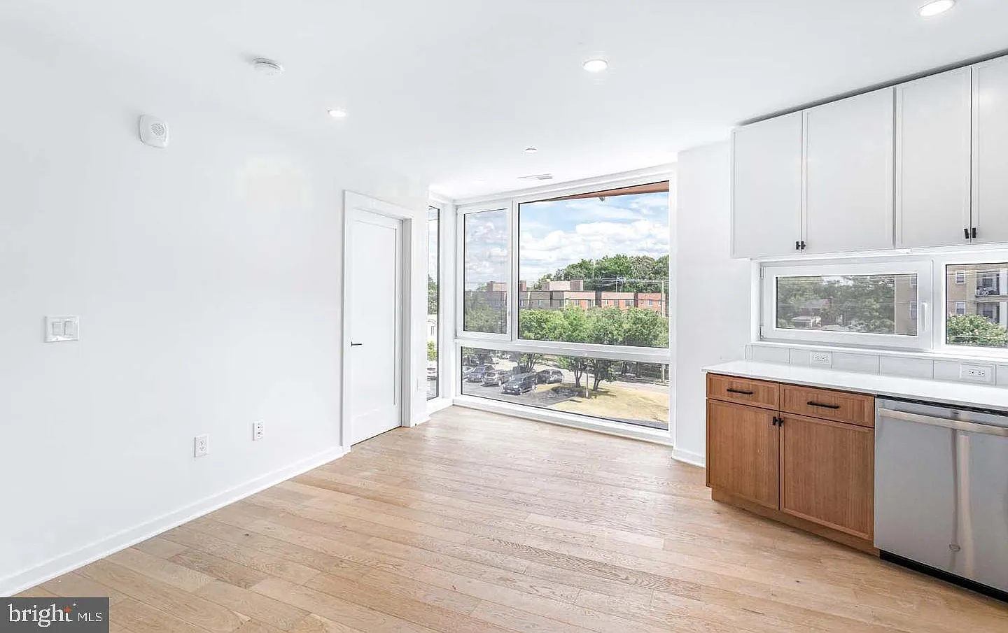 2 bed, 2.0 bath, 924 sqft, $3,300 — Photo 3