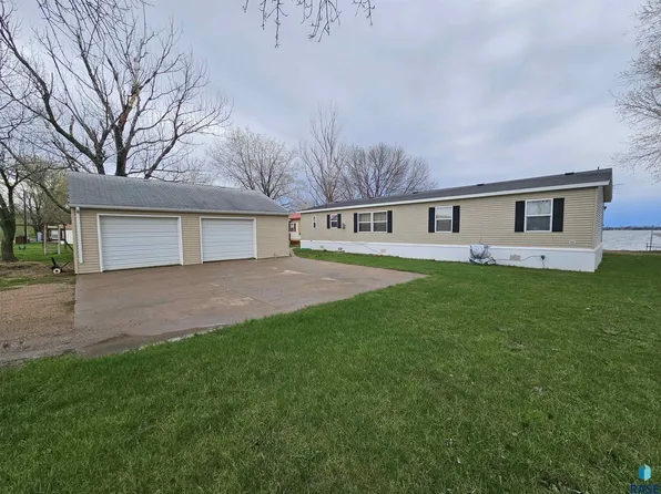 3441 N Shore Dr, Wentworth, SD 57075