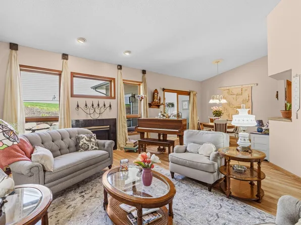 833 Southcross Dr E, Burnsville, MN 55306