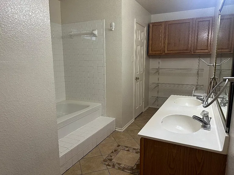 Master bath tub & shower combo, dual vanity