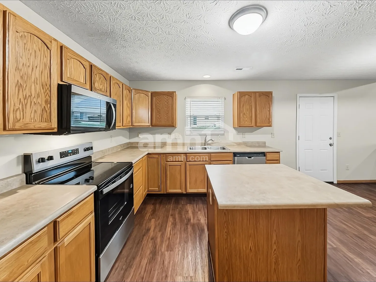 3 bed, 2.5 bath, 1592 sqft, $2,205 — Photo 4