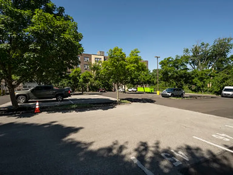 English Manor Apartments- Beautifully kept secret in Mt. Airy — Photo 4