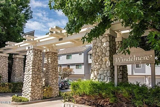 2 bed, 2.5 bath, 1042 sqft, $4,050 — Photo 2