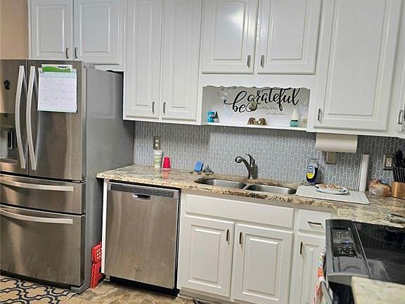 3rd image of 122 Spring Valley Cir
