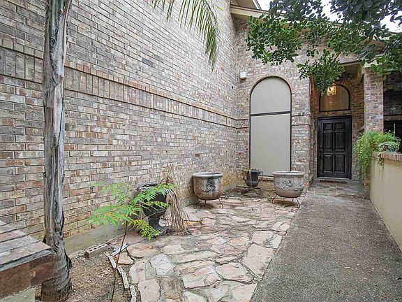3rd image of 109 E Del Mar Blvd APT 2