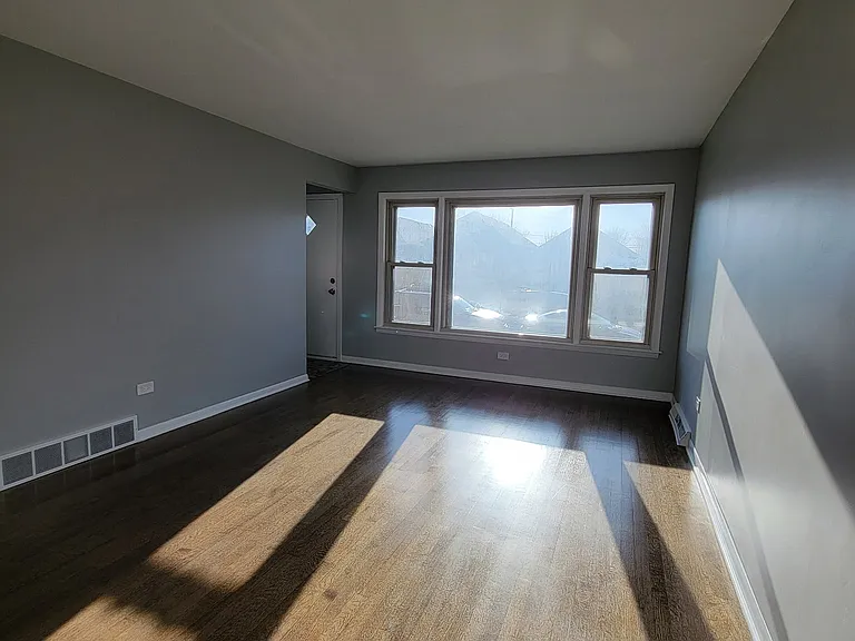 6341 S Kilpatrick Ave — Photo 2